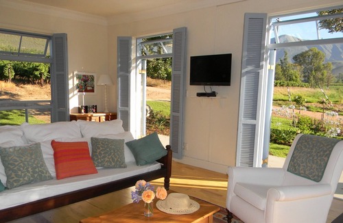 Langeberg House | Cape Winelands cottage 90m2 with beautiful views of vineyards, mountains & orcha