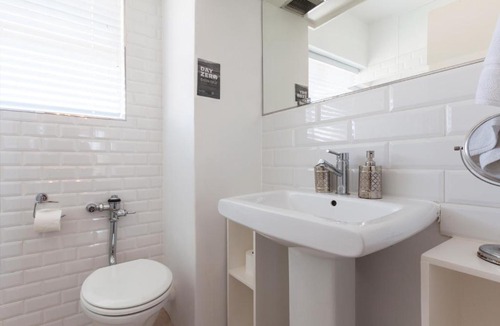 Green Point Apartment | Cascades 507 by CTHA