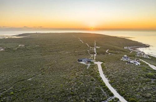 Gansbaai Villa | Cast Away at Romansbaai - Salted Fynbos Staying