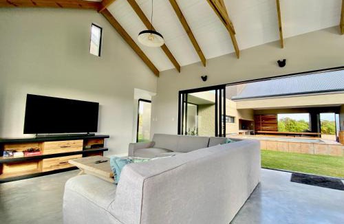 Gansbaai Villa | Cast Away at Romansbaai - Salted Fynbos Staying