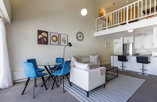 Bo'Kaap Apartment | CBD Loft | Mountain View, Balcony, Aircon, Parking