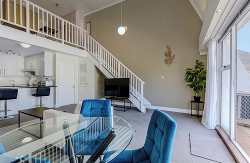 Bo'Kaap Apartment | CBD Loft | Mountain View, Balcony, Aircon, Parking