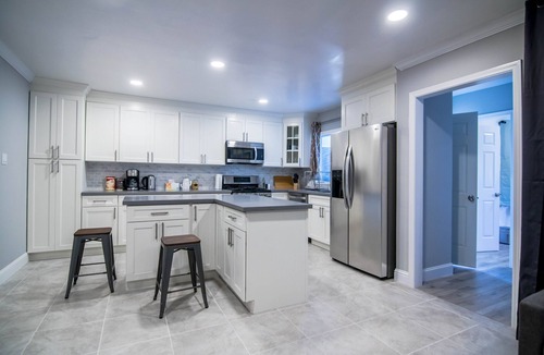 Millbrae House | Central Gem, Chic Retreat: 8BR/5.5BA Large Home in Milbraen