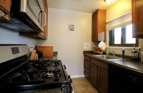 Millbrae House | Central Gem, Chic Retreat: 8BR/5.5BA Large Home in Milbraen