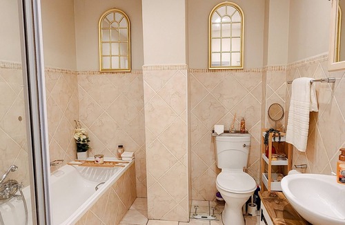 Paarl Apartment | Central located on the Main rd, fully equiped apartment.