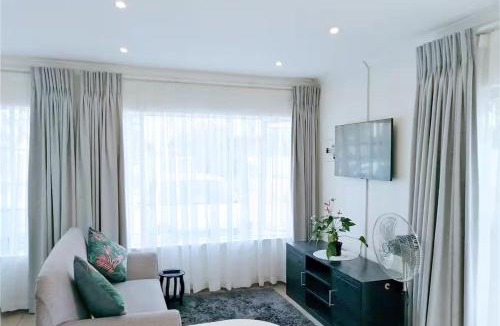 Alberton House | Central, Secure & Stylish Stay in Randhart