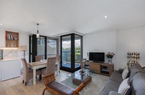 Rondebosch Apartment | Central Southern Suburbs Leafy Village Neighbourhood
