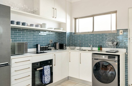 Three Anchor Bay Apartment | Central Stylish Studio in Three Anchor Bay