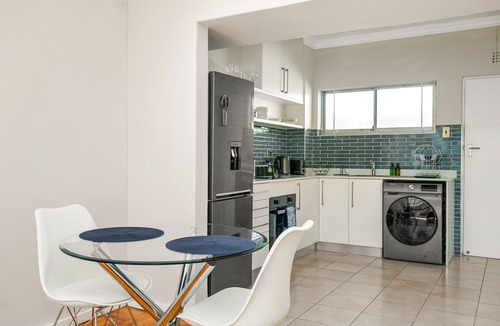 Three Anchor Bay Apartment | Central Stylish Studio in Three Anchor Bay