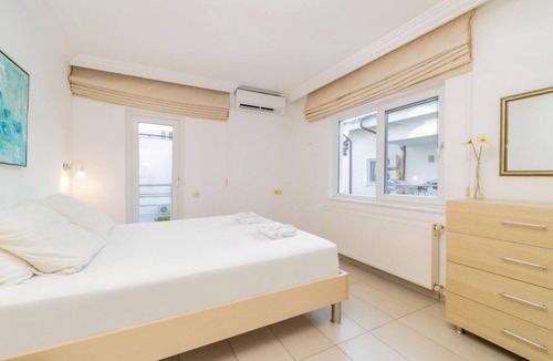 Kemer Villa | Central Villa with Garden and Pool in Kemer