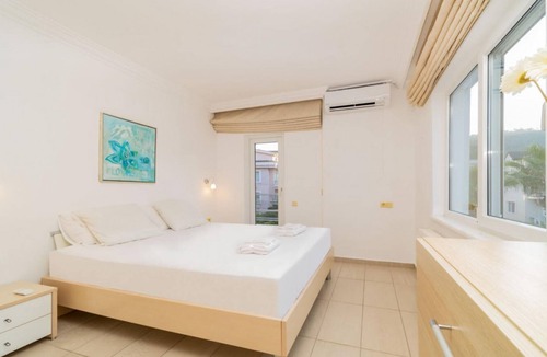 Kemer Villa | Central Villa with Garden and Pool in Kemer