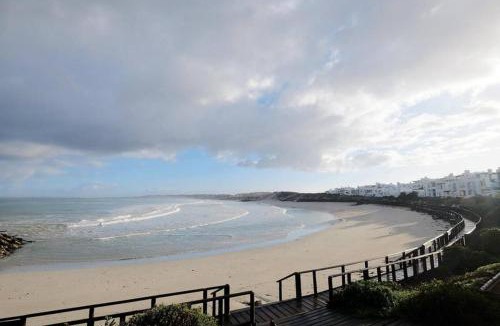Paradise Beach House | Charis to Theo - Relax in Style at this 3-Bedroomed Langebaan Holiday House