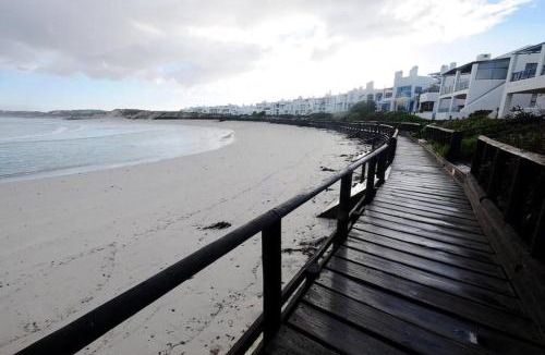 Paradise Beach House | Charis to Theo - Relax in Style at this 3-Bedroomed Langebaan Holiday House
