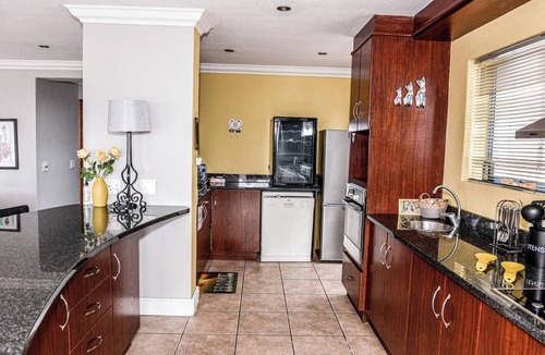 Paradise Beach House | Charis to Theo - Relax in Style at this 3-Bedroomed Langebaan Holiday House