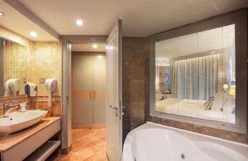 Kusadasi City Centre Hotel | Charisma De Luxe Hotel