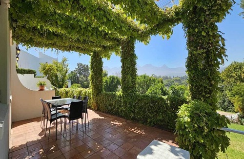 Somerset West Cottage | Charmant Rietgedekt Self-catering Vakantiehuis met Privé Zwembad Somerset West
