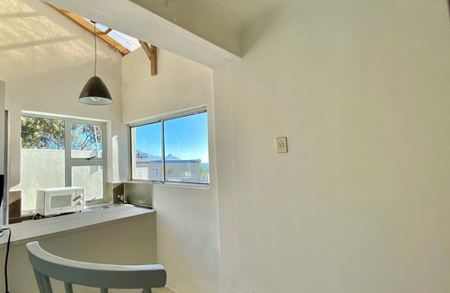 Bloubergstrand Apartment | Charming 1-bedroom apartment in Cape Town for Kite-surfer, surfer, sail surfing