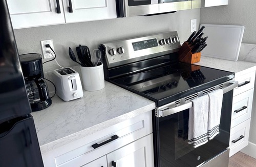 North Oak Park House | Charming 1-bedroom Bungalow 1 Mile From UC Davis Med