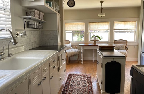 Napa Cottage | Charming 2-bed cottage in fabulous Napa. Walk to downtown with WiFi, AC