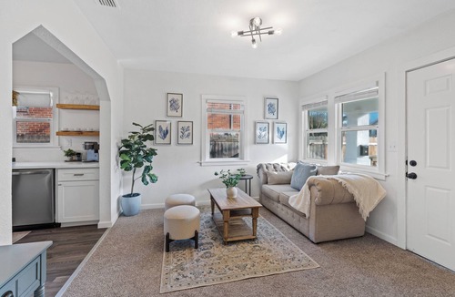 Sacramento Cottage | Charming 2-bedroom cottage with WiFi, AC in enjoyable West Sacramento