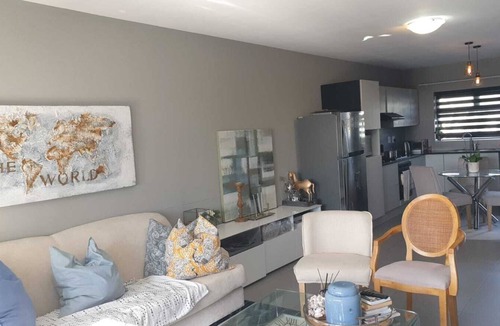 Burgundy Estate Apartment | Charming 2-bedroom apartment in Cape Town Near Beaches & CBD with Wifii