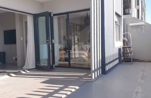 Burgundy Estate Apartment | Charming 2-bedroom apartment in Cape Town Near Beaches & CBD with Wifii