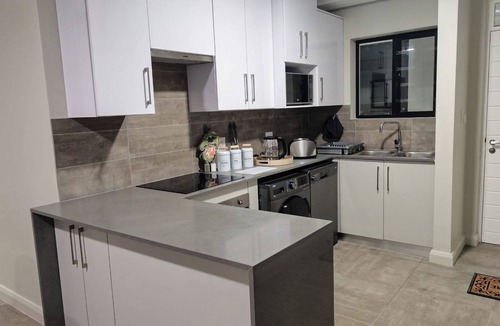 Port Elizabeth Apartment | Charming 2-bedroom apartment with an ocean view in lovely Gqeberha Summerstrand