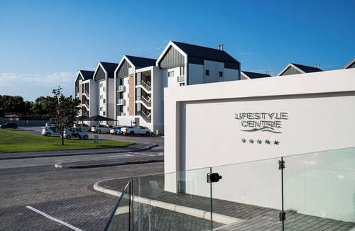 Port Elizabeth Apartment | Charming 2-bedroom apartment with an ocean view in lovely Gqeberha Summerstrand