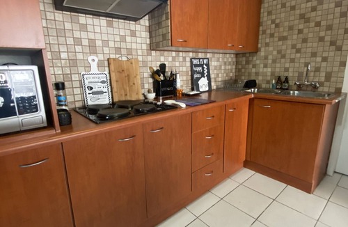 Pretoria Apartment | Charming 2-bedroom apartment in leafy Pretoria with Unlimited WiFi just off R21