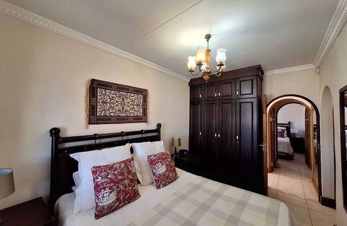 Bloemfontein Bed & Breakfast | Charming 2-bedroom bed & breakfast in Bloemfontein with AC. Private and secure.