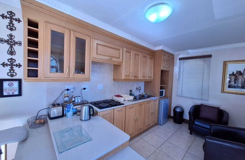 Bloemfontein Bed & Breakfast | Charming 2-bedroom bed & breakfast in Bloemfontein with AC. Private and secure.