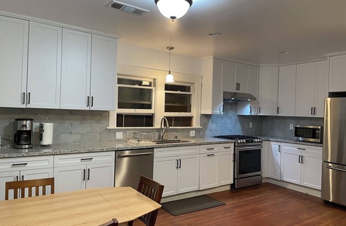 Grand Lake Apartment | Charming 3-bedroom apartment near Piedmnot and Oakland with AC for your stay
