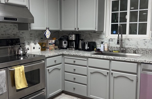 Acampo House | Charming 3-Bedroom Farmhouse Retreat with Open Deck!