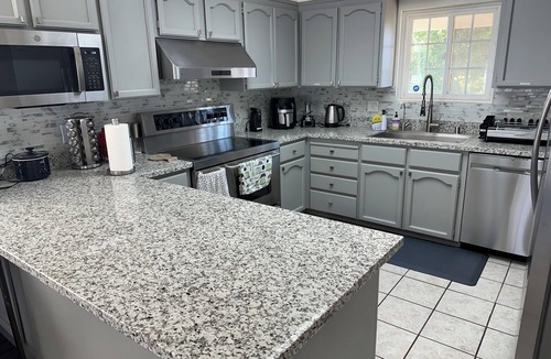Acampo House | Charming 3-Bedroom Farmhouse Retreat with Open Deck!