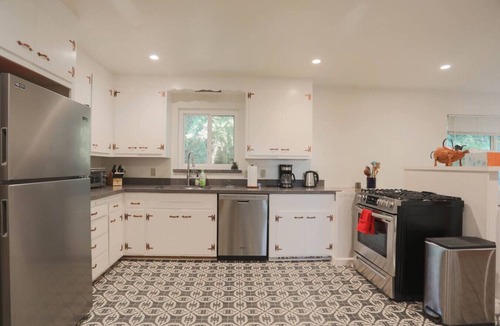 Redwood Heights House | Charming 3 BR Home Near Redwood Park w/Bay Views