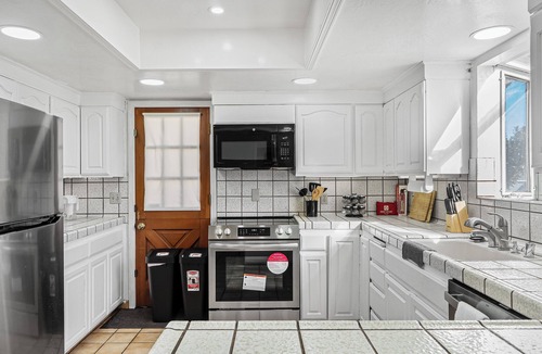 Avalon House | Charming 3-bedroom house in lovely South San Francisco with WiFi, AC