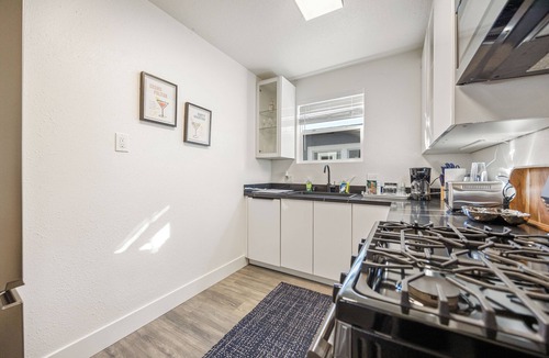 West Alameda House | Charming Alameda Retreat Cozy 2BR w/Private Yard