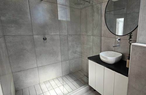 Greater Johannesburg Metropolitan Area Apartment | Charming apartment in lovely Sandton with WiFi