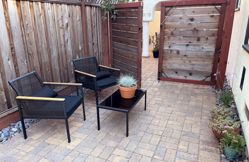 Burbank Gardens Neighborhood Association House | Charming bungalow: near downtown, bonus breakfast room, gardens, & patio