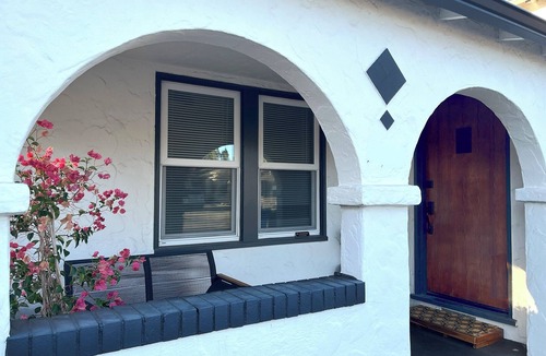 Burbank Gardens Neighborhood Association House | Charming bungalow: near downtown, bonus breakfast room, gardens, & patio
