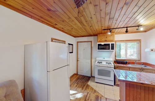 Cobb Cabin | Charming Cabin with 2 bedrooms. King bed and Queen Bed, 65" TV, Recliners, Deck