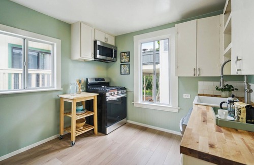 Oakmore House | Charming Chez Toi Cottage with Lush Garden