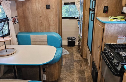 Phoenix Lake-Cedar Ridge Apartment | Charming Comfortable Vintage RV Coach Near Yosemite