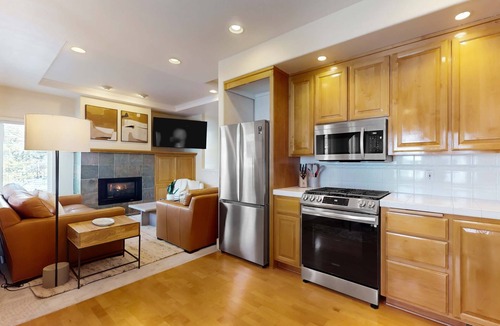 Broken Top House | Charming dog-friendly retreat near skiing & golf with views & fireplace