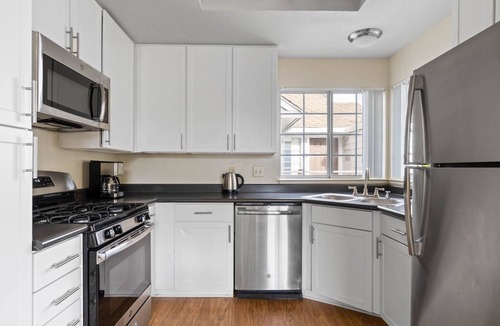 Foster City Apartment | Charming Foster City 2BR w/Gym, 2 Pools & W/D, near VISA, by Blueground