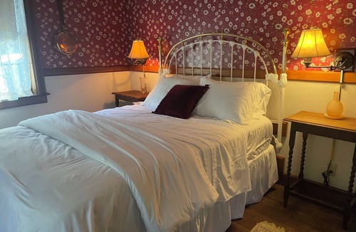 Dorrington Bed & Breakfast | Charming Historic B&B Room in Downtown Dorrington