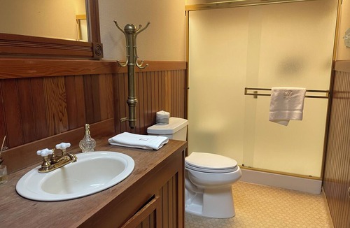 Dorrington Bed & Breakfast | Charming Historic B&B Room in Downtown Dorrington