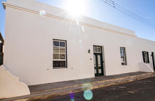 Graaff-Reinet Apartment | Charming Historical Cottage