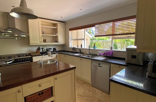 Constantia House | Charming house in Constantia with pool and garden