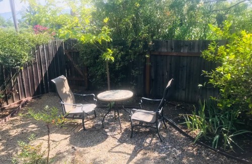 Calistoga Apartment | Charming, light-filled and immaculate cottage-studio off main house